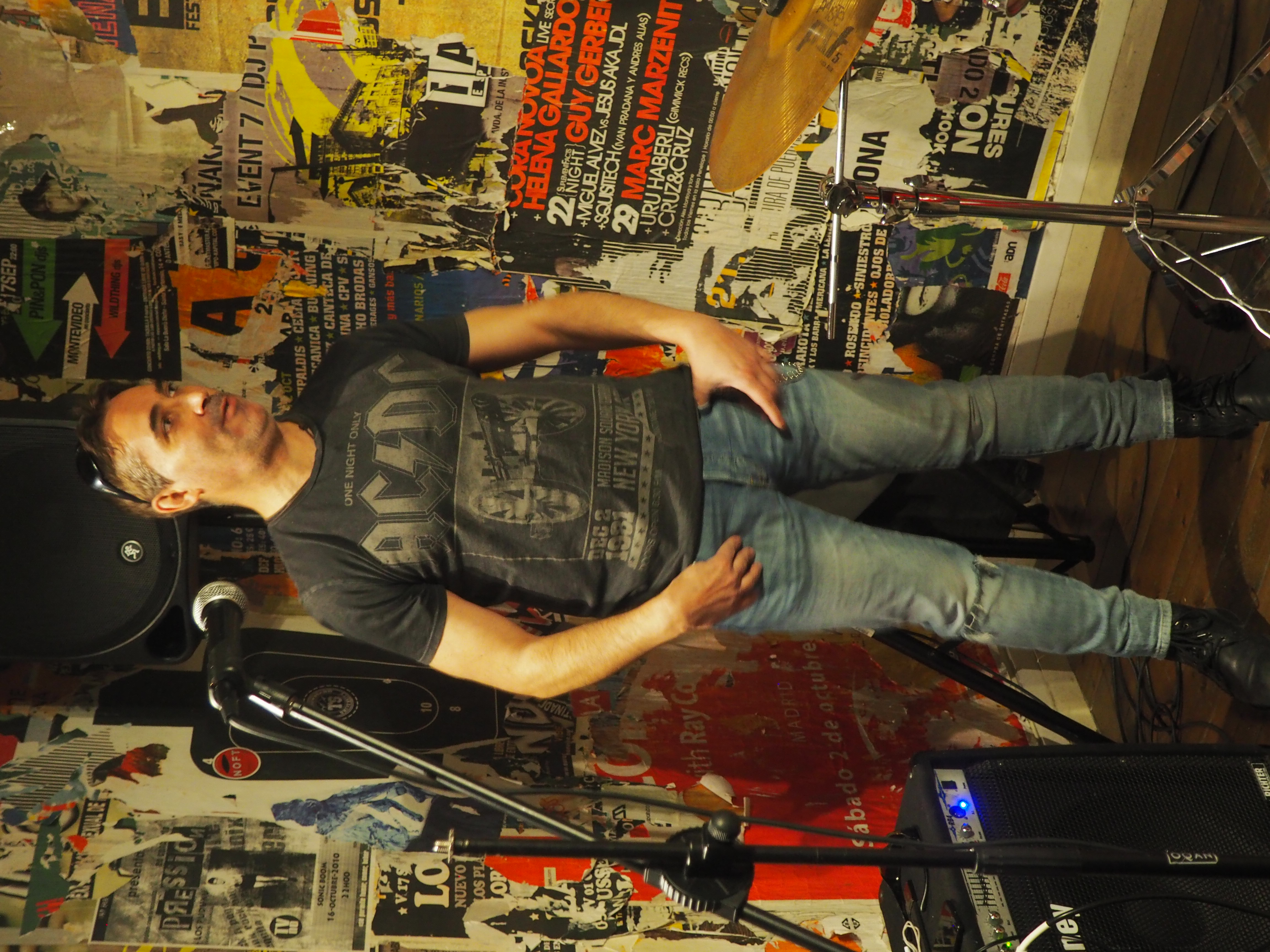 Fran Paredes - Voz, bajo y teclados